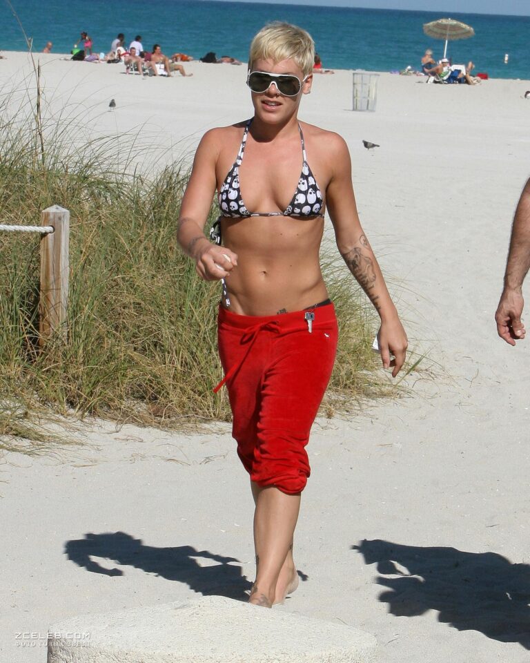 gorjachaja pink v malenkom bikini na pljazhe a89abb2