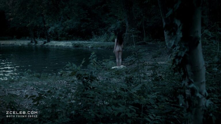 hejli etvell snjalas goloj v seriale stolpy zemli 2010 0274ad7