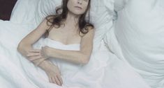 Изабель Юппер засветила соски в фильме «Злоупотребление слабостью», 2013