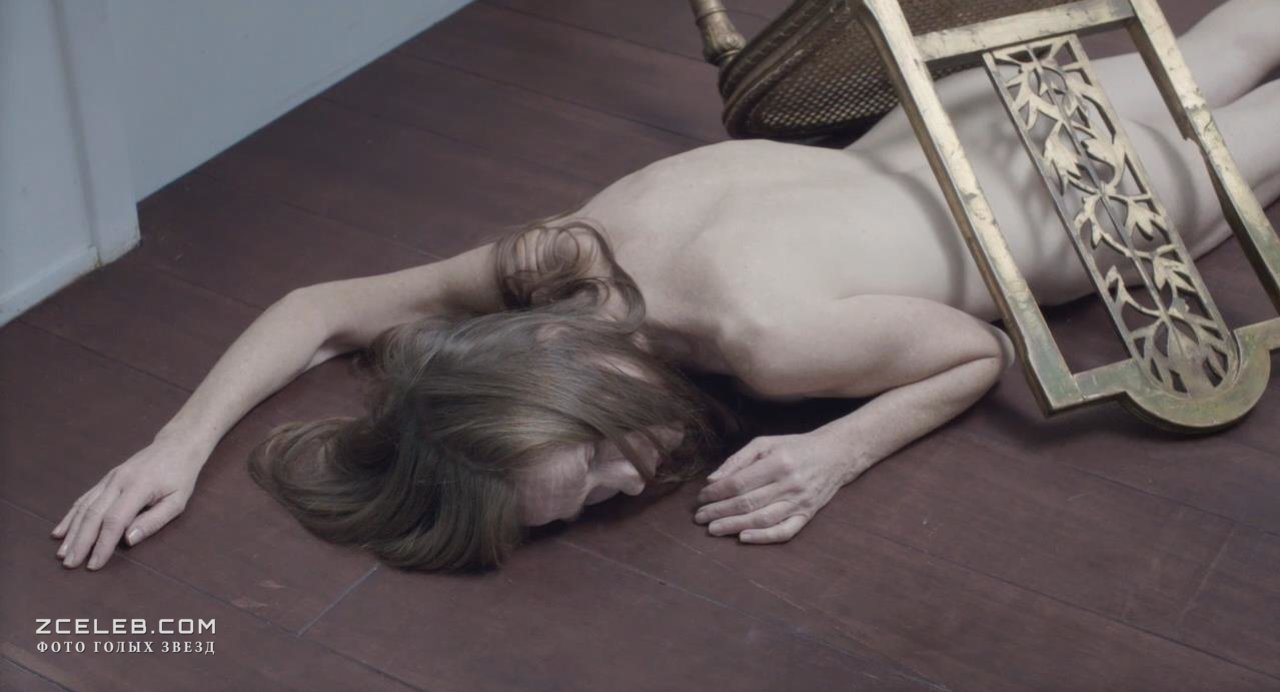 Изабель Юппер засветила соски в фильме «Злоупотребление слабостью», 2013