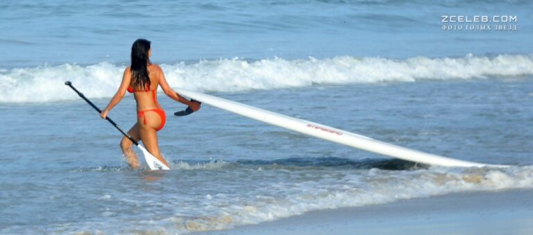 kim kardashjan v bikini zanimaetsja serfingom 21082014 02bce02