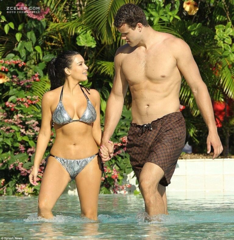 kim kardashjan v soblaznitelnyh kupalnikah na otdyhe v bora bora maj 2011 61a3772
