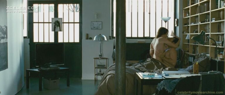 krasotka ana zhirardo zasvetila grud v filme vernye druzja 2012 6f3326f