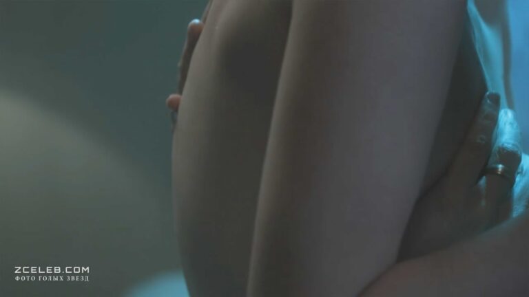 krasotka natasha gregson vagner pokazala goluju grud v filme a kiss and a promise 5f4e843