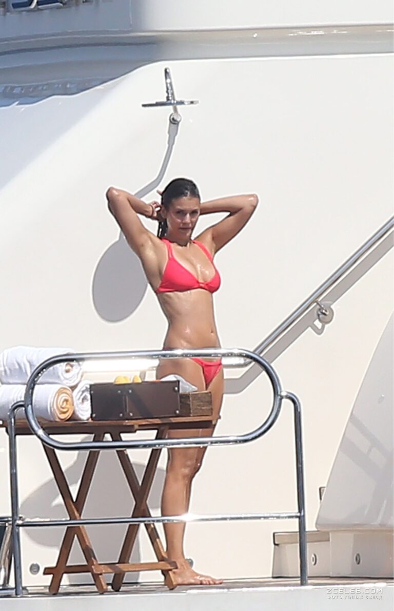 krasotka nina dobrev razvlekaetsja na jahte v san trope 24072015 62928fd