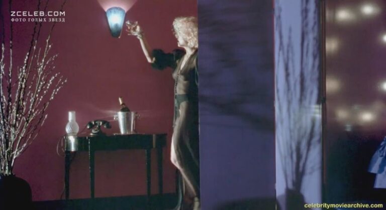 madonna zasvetila grud v filme dik trejsi 1990 7b10bf9
