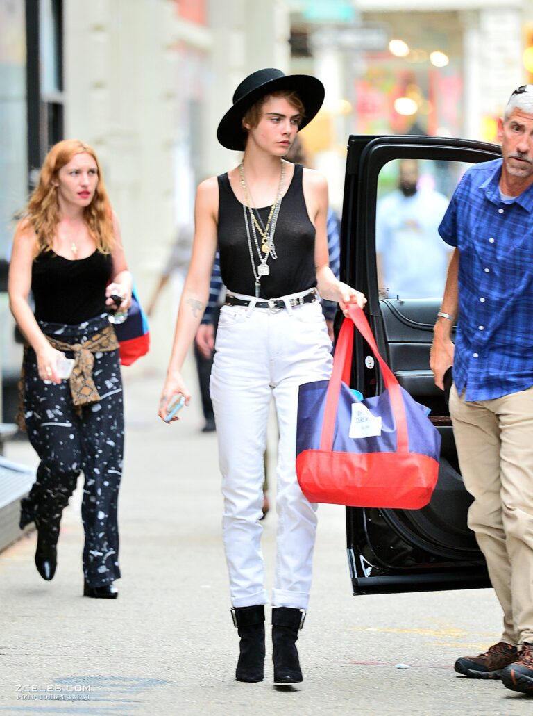 malyshka kara delevin bez lifchika zanimaetsja shoppingom v nju jorke 26072018 9e901a4