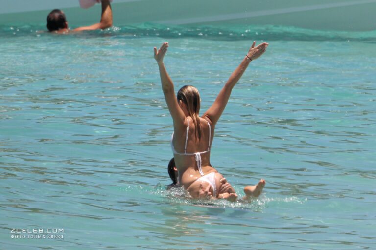 margo robbi v bikini na otdyhe v sen bartelemi 16042016 64c5449