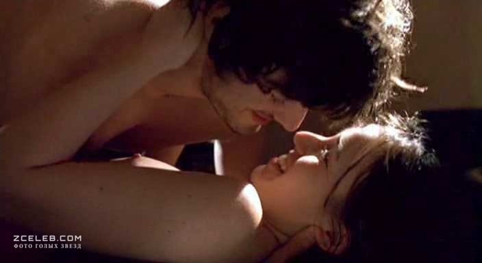 Марта Этура засветила грудь в фильме «Когда часы пробили 13», 2002
