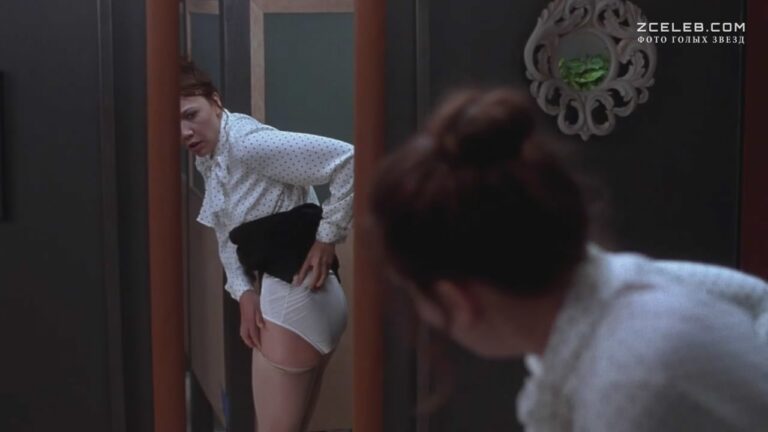 meggi dzhillenhol snjalas goloj v filme sekretarsha 2001 f011519