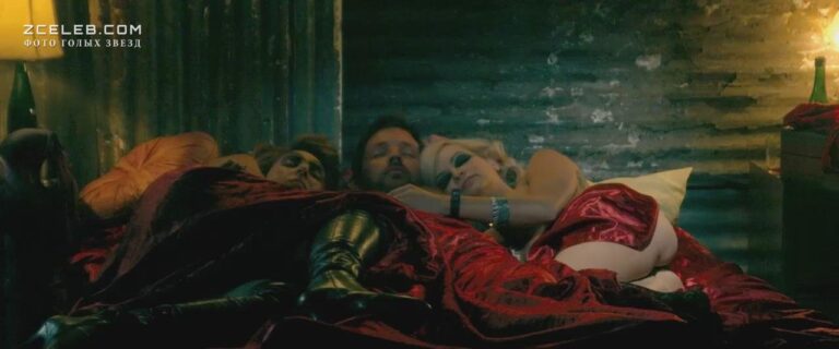 mindi robinson zasvetila grud v filme naemnyj ubijca 2013 441b8a3