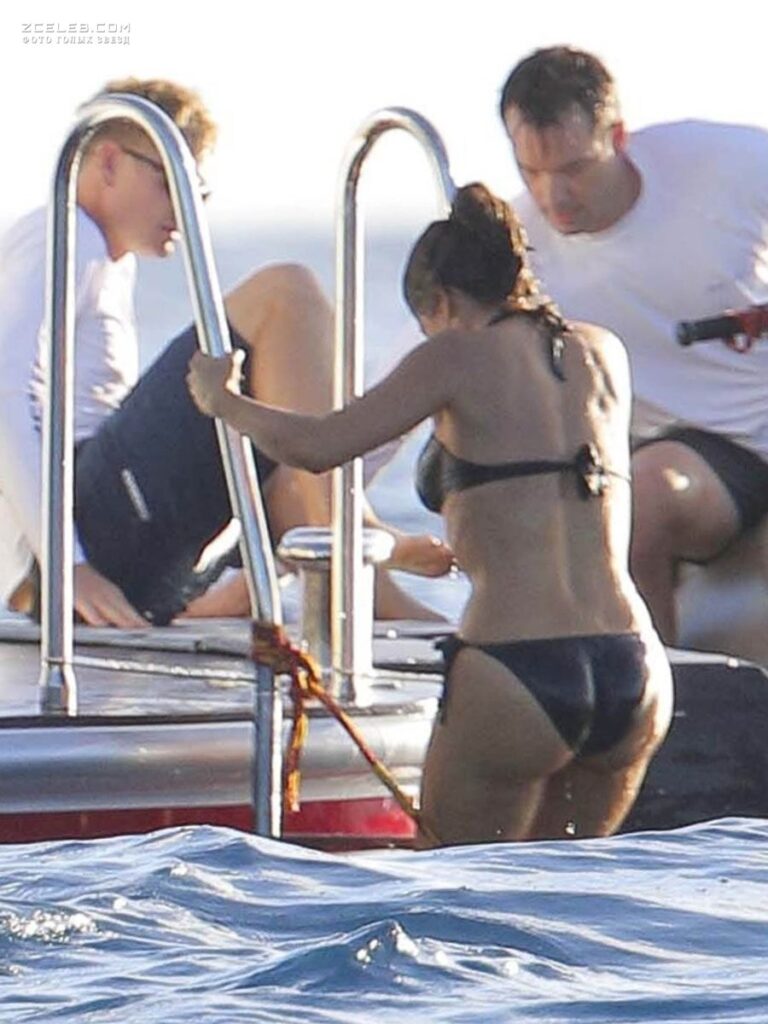 mokraja popka salmy hajek v kupalnike v sent barts dekabr 2014 cfcbad9