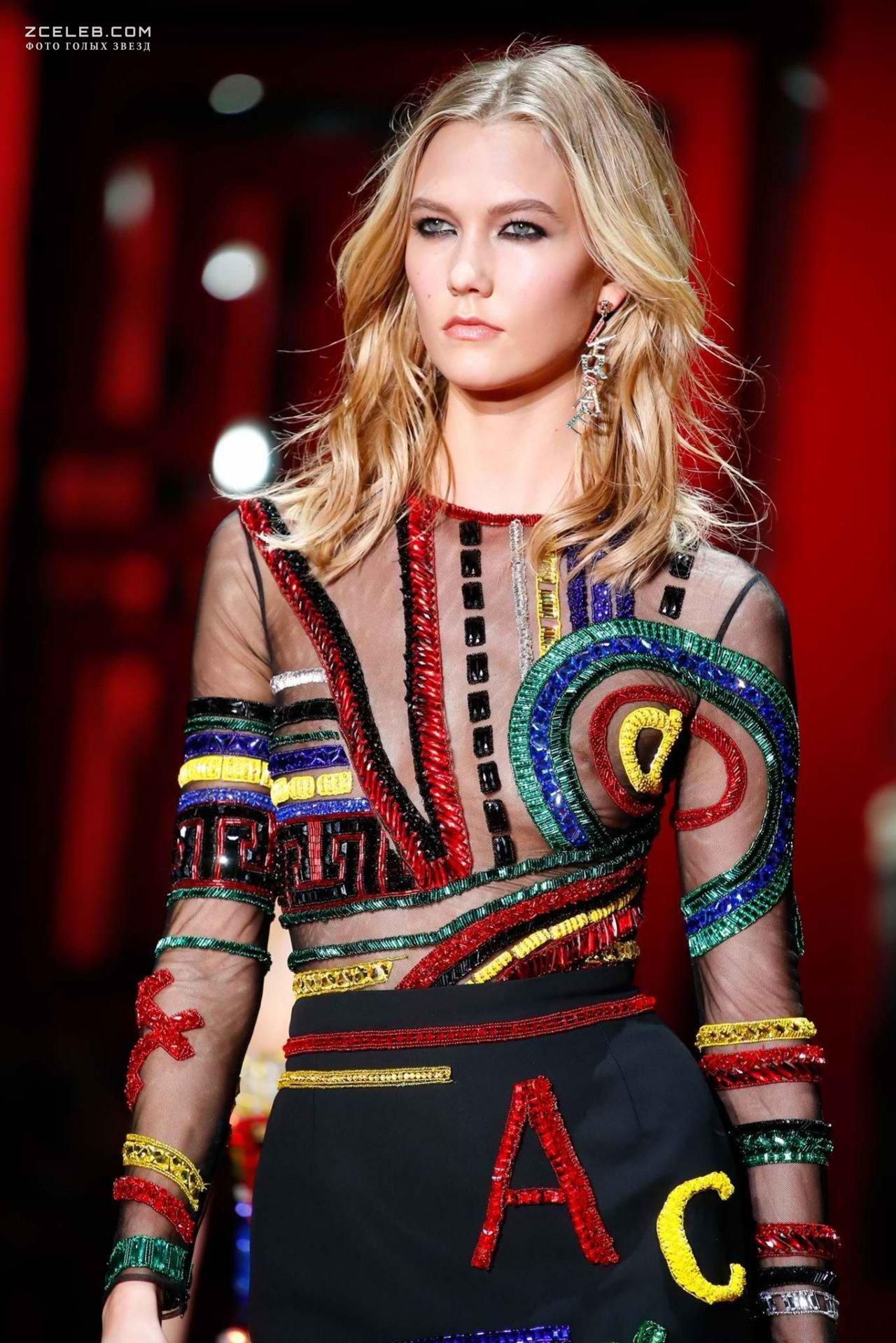 Обнаженный сосок Карли Клосс на показе Versace, 2015