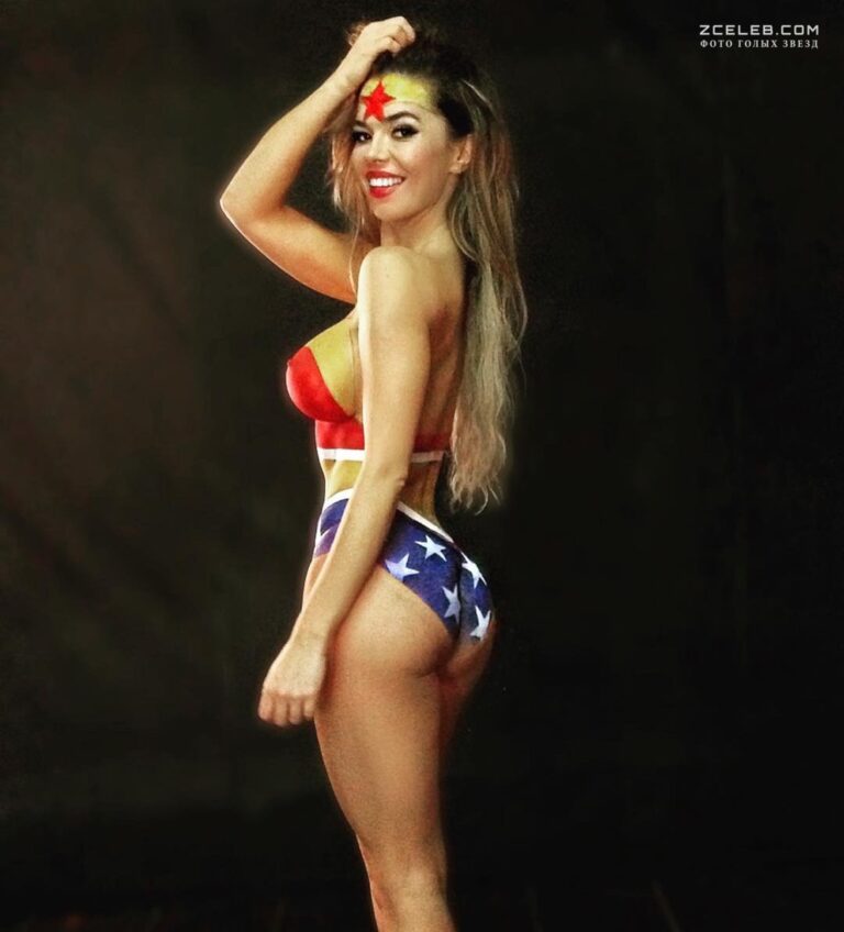 obnazhjonnaja karina zvereva s jarkim bodiartom v super heroes calendar 2016 ad1f37d