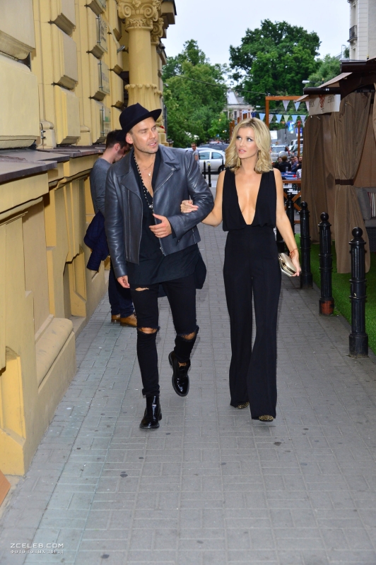 Открытое декольте Джоанны Крупы на Playboy Car, 22.06.2015