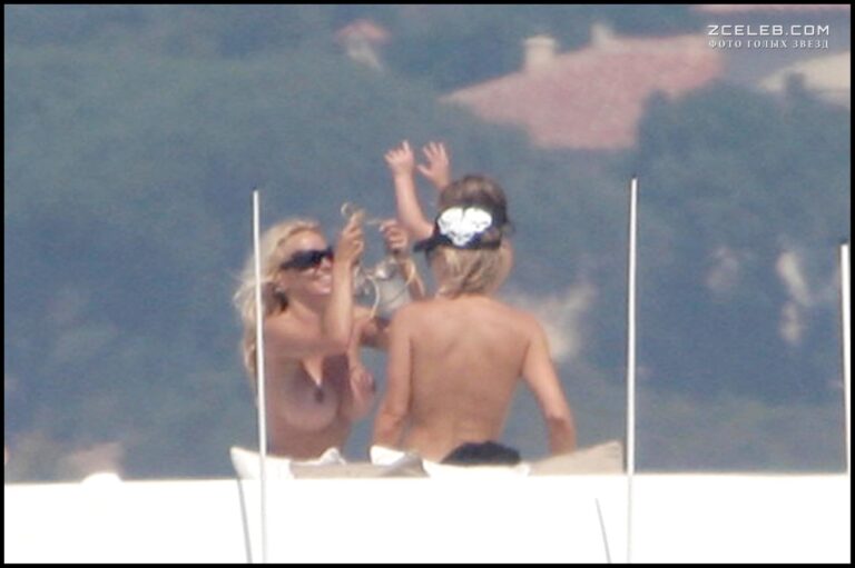 pamela anderson zagoraet topless na jahte v sen trope ijul 2006 851c076