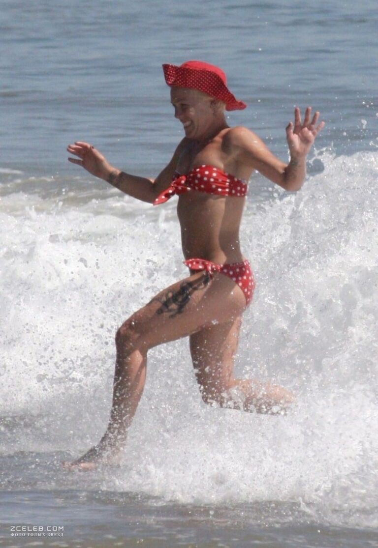 pink v kupalnike rezvitsja v volnah 117b3c1