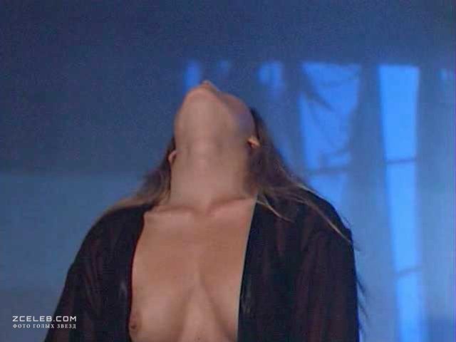 Полностью голая Николь Эггерт в фильме «Смертельный поцелуй», 1993