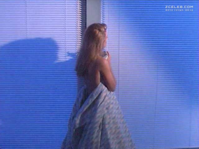 Полностью голая Николь Эггерт в фильме «Смертельный поцелуй», 1993