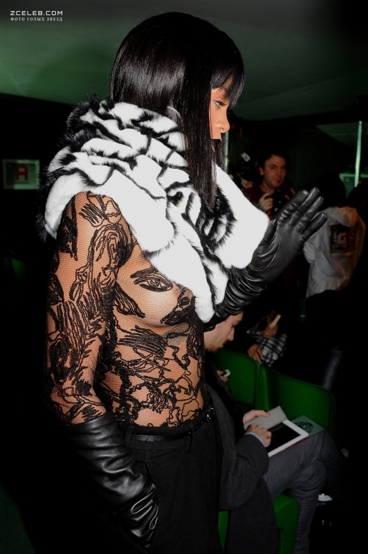 Рианна засветила сосок на Jean Paul Gaultier Fashion Show, 03.01.2014
