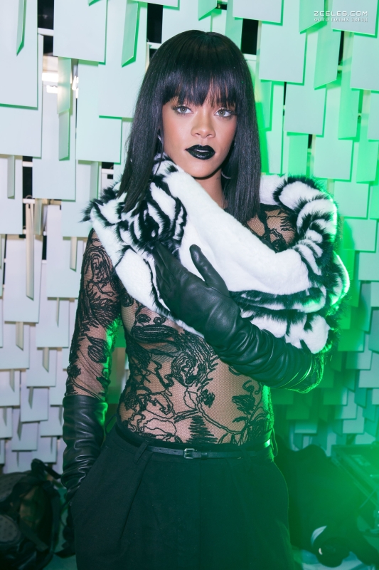 Рианна засветила сосок на Jean Paul Gaultier Fashion Show, 03.01.2014