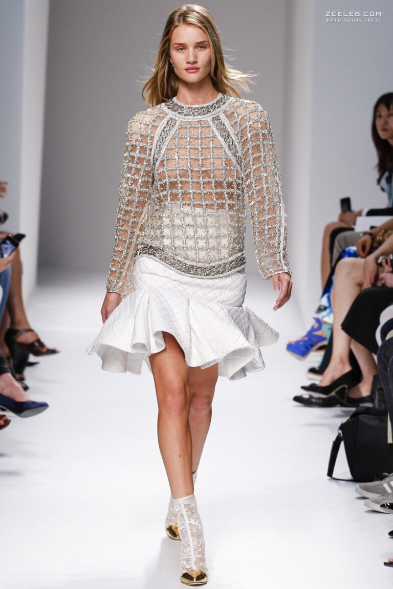 rouzi hantington uajtli bez bjustgaltera na pokaze mod ot balmain 2014 a8ecac6