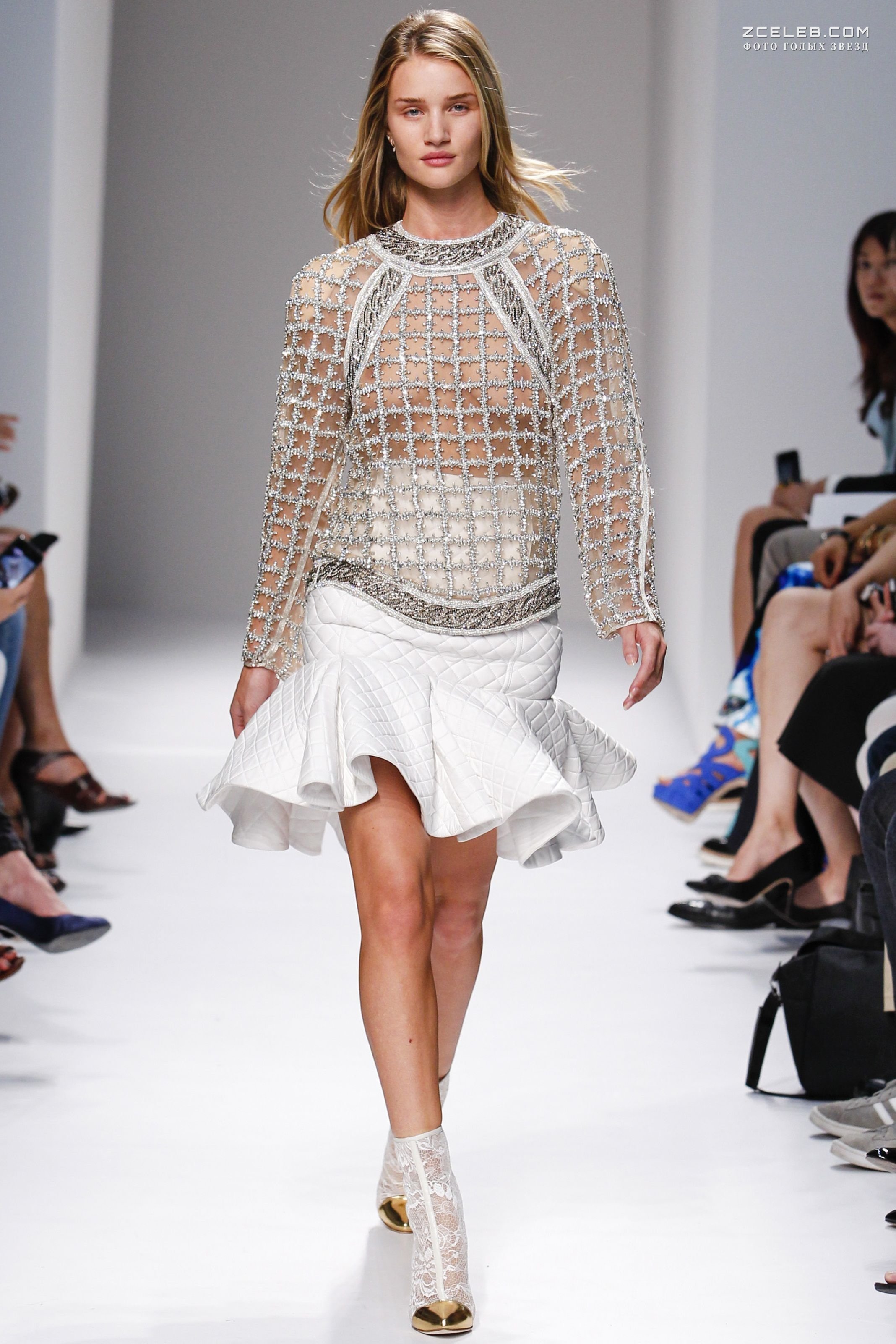 Роузи Хантингтон-Уайтли без бюстгальтера на показе мод от Balmain, 2014