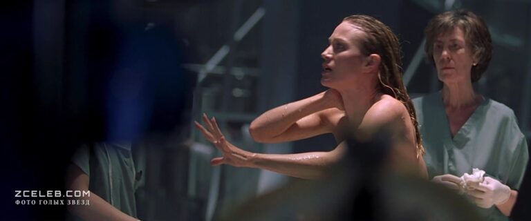 sara uajnter zasvetila grud v filme shestoj den 2000 5e4fed0