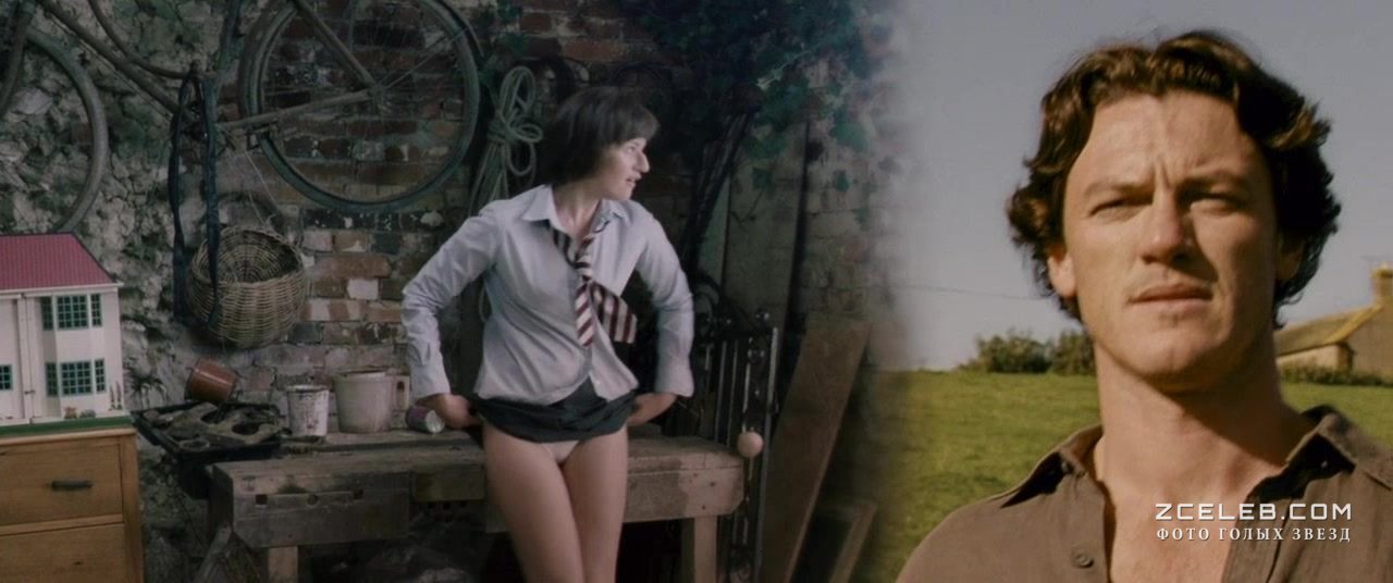 Соблазнительная Джемма Артертон в фильме «Неотразимая Тамара», 2010