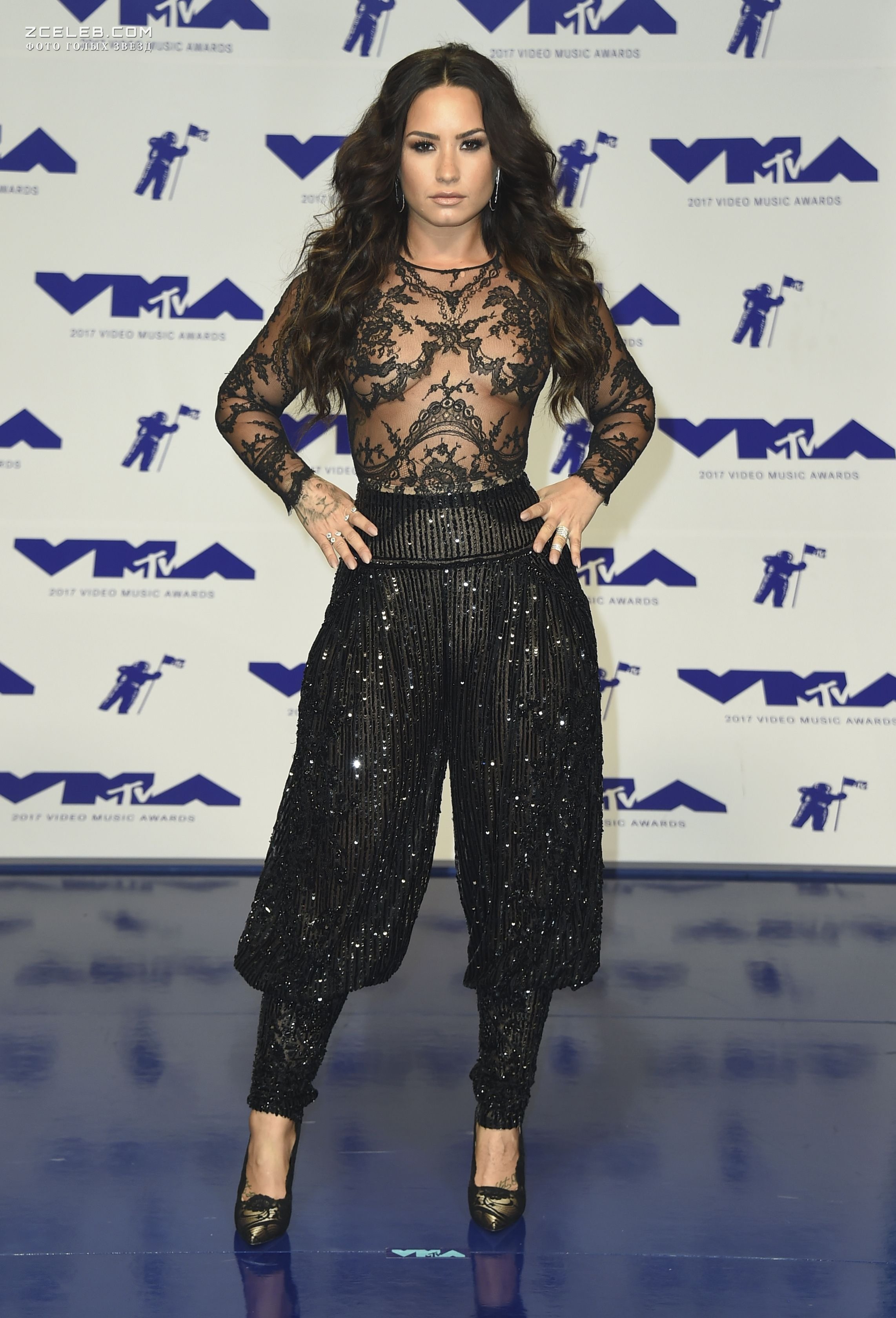 Сочная грудь Деми Ловато в прозрачном наряде на MTV Video Music Awards, 2017