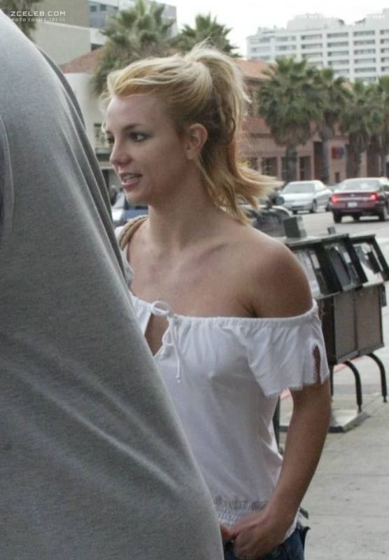 Взбудораженные соски Бритни Спирс сквозь наряд в West Hollywood, 15.10.2003
