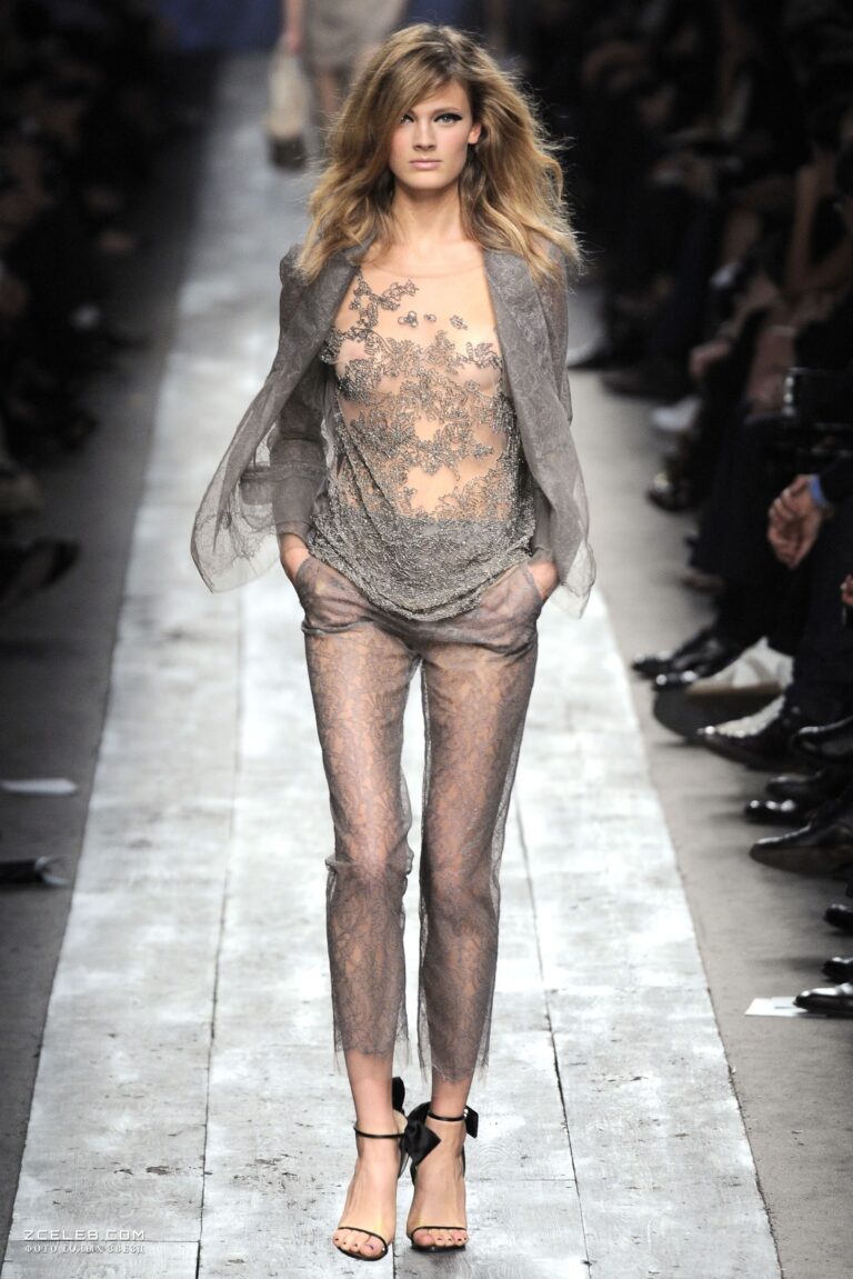 zasvet konstans jablonski na pokaze valentino 2010 a1a631f