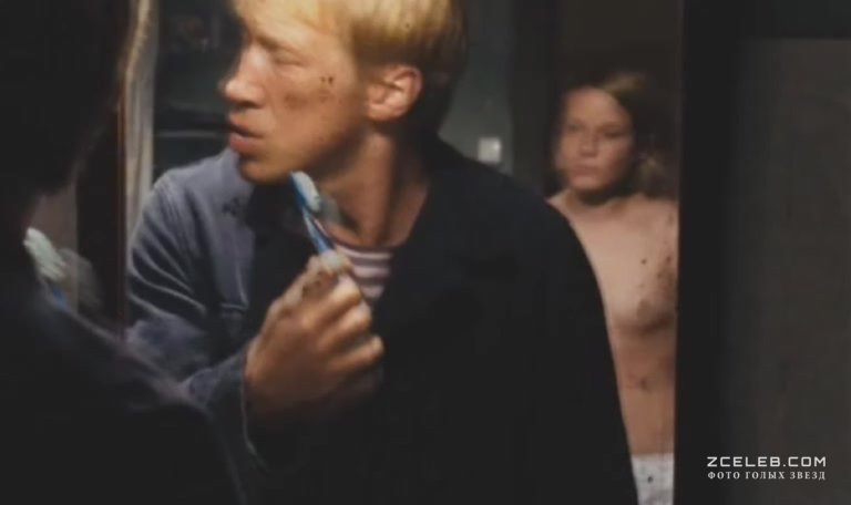 Александра Тюфтей показала голую грудь в фильме «Муха», 2008