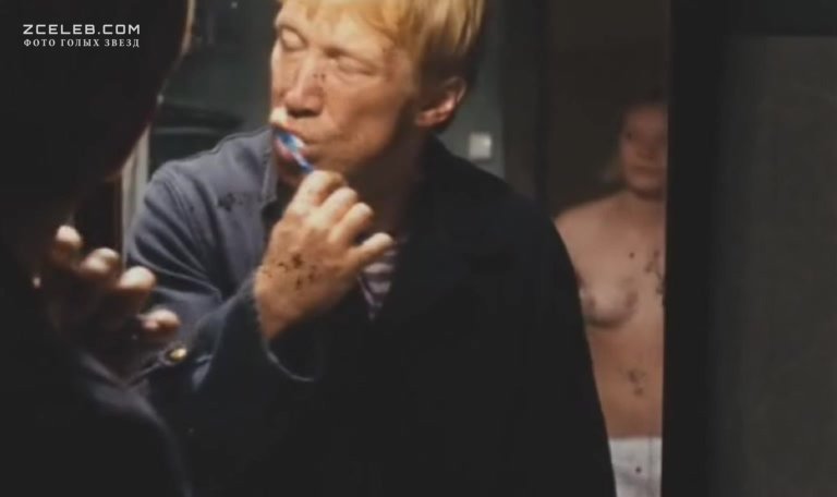 Александра Тюфтей показала голую грудь в фильме «Муха», 2008