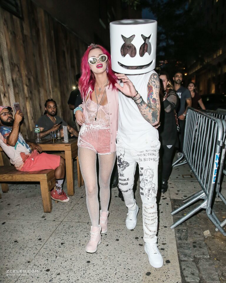 appetitnaja grud belly torn v eroticheskom narjade v nju jorke 2017 0a7eebe