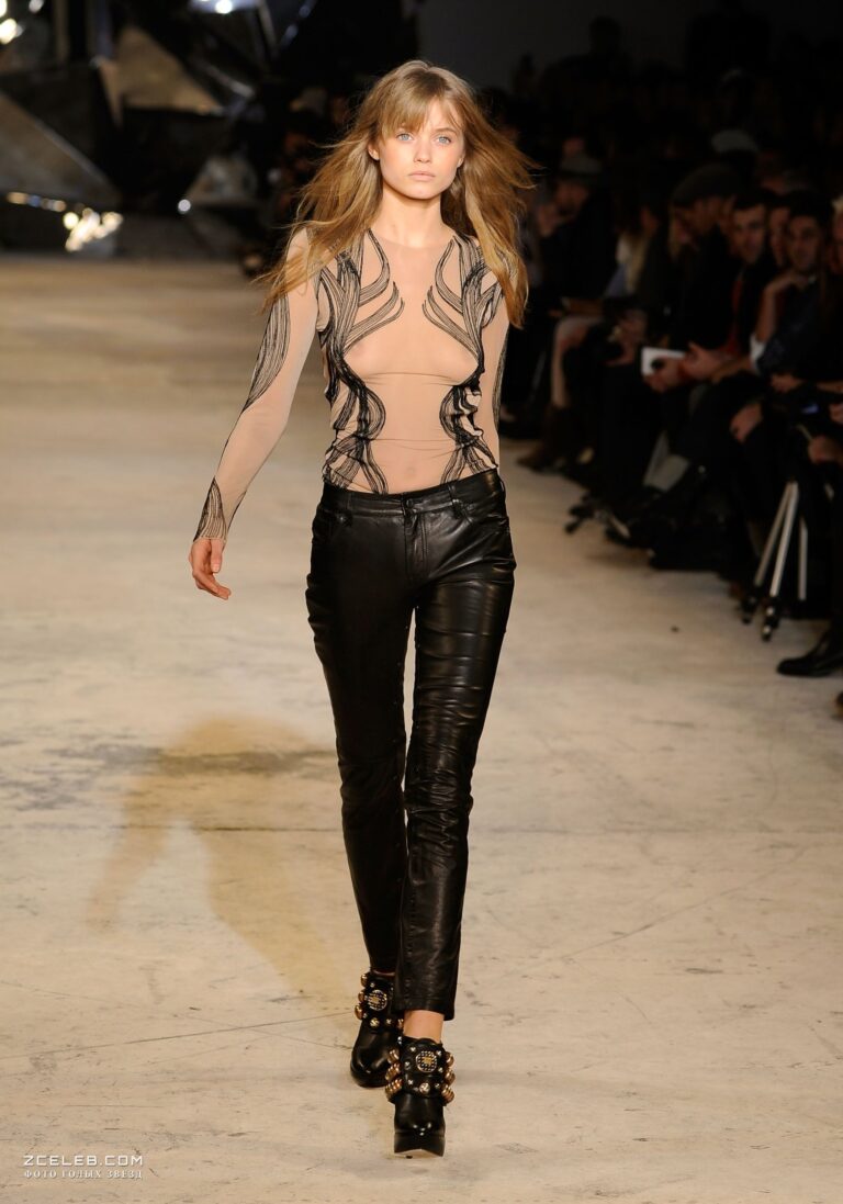 ebbi li kershou zasvetila grud na pokaze diesel black gold 2010 5ca6aaa