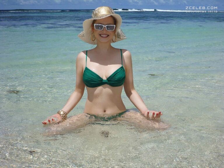 elena lenina v bikini na ostrove 2013 98da7dc