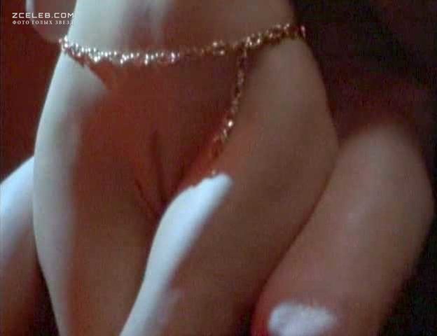 Голая Анджела Дейвис в фильме «Наши скрытые жизни», 2005