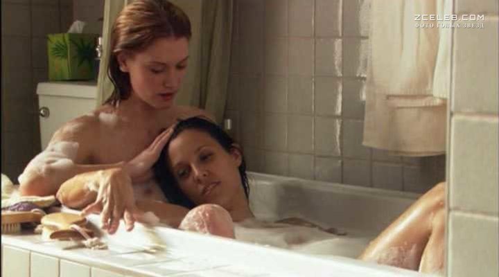 Голая Лорен Ли Смит в сериале «Секс в другом городе», 2004