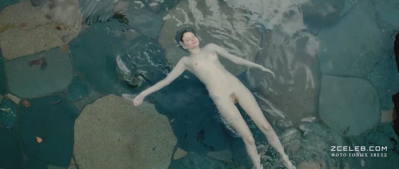 Голая Полин Этьен в фильме «Токийская невеста», 2014