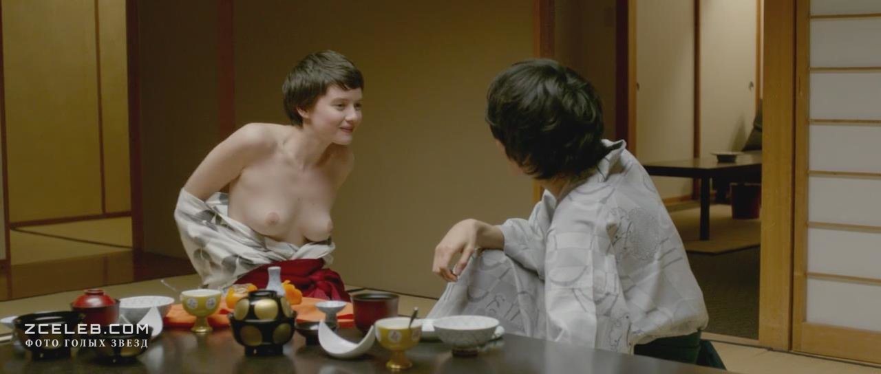 Голая Полин Этьен в фильме «Токийская невеста», 2014
