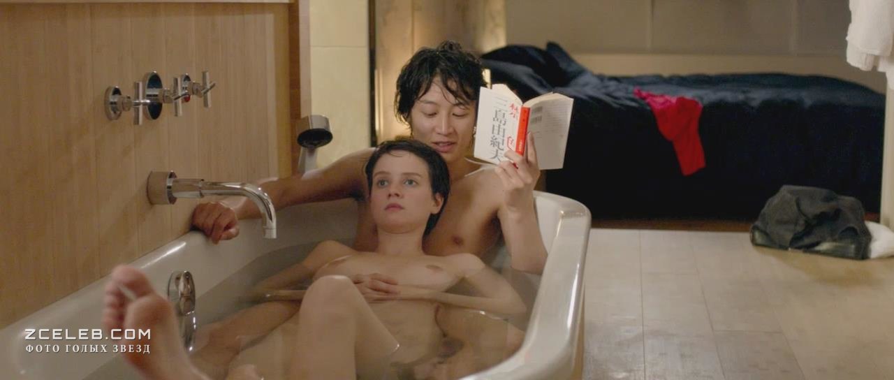 Голая Полин Этьен в фильме «Токийская невеста», 2014