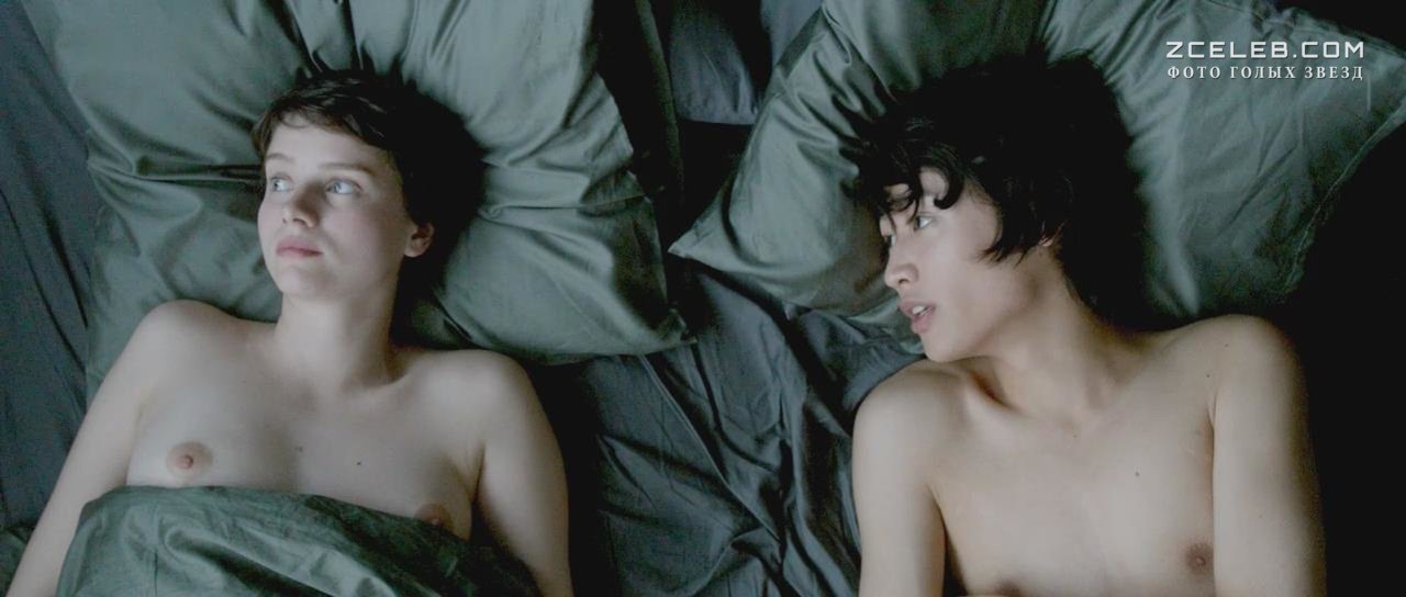 Голая Полин Этьен в фильме «Токийская невеста», 2014
