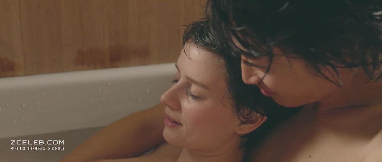 Голая Полин Этьен в фильме «Токийская невеста», 2014