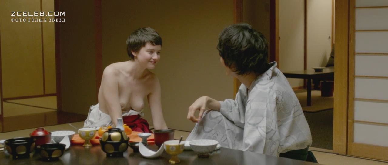 Голая Полин Этьен в фильме «Токийская невеста», 2014