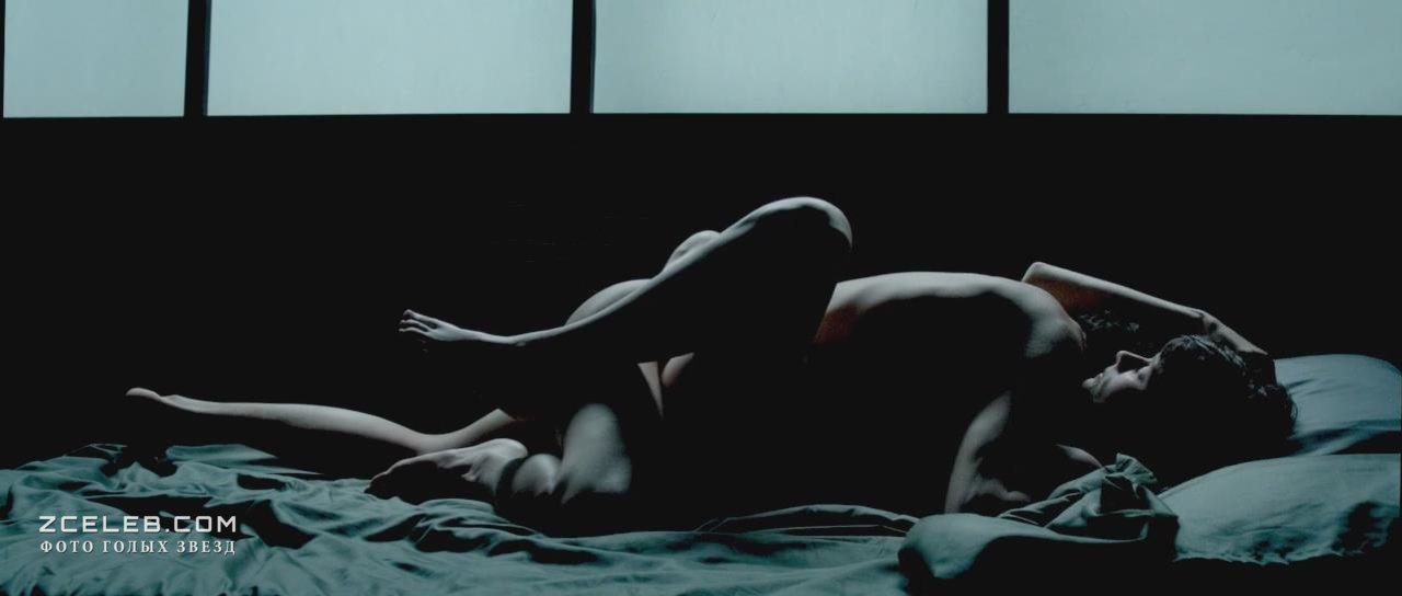Голая Полин Этьен в фильме «Токийская невеста», 2014