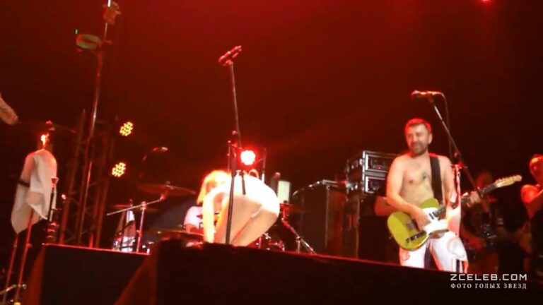 gorjachaja alisa voks polnostju razdelas na scene vo vremja koncerta leningrad 638b2a8