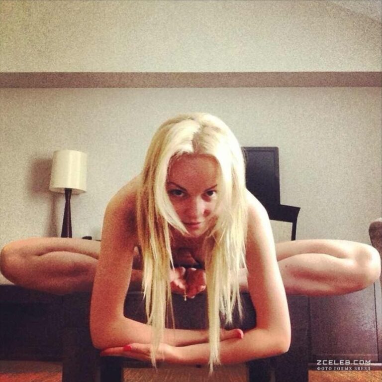 obnazhjonnaja alisa voks v interesnoj poze f34ac23