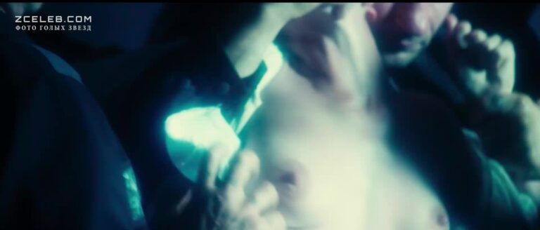 vasilina makovceva pokazala goluju grud v filme krotkaja 2017 a18fd00